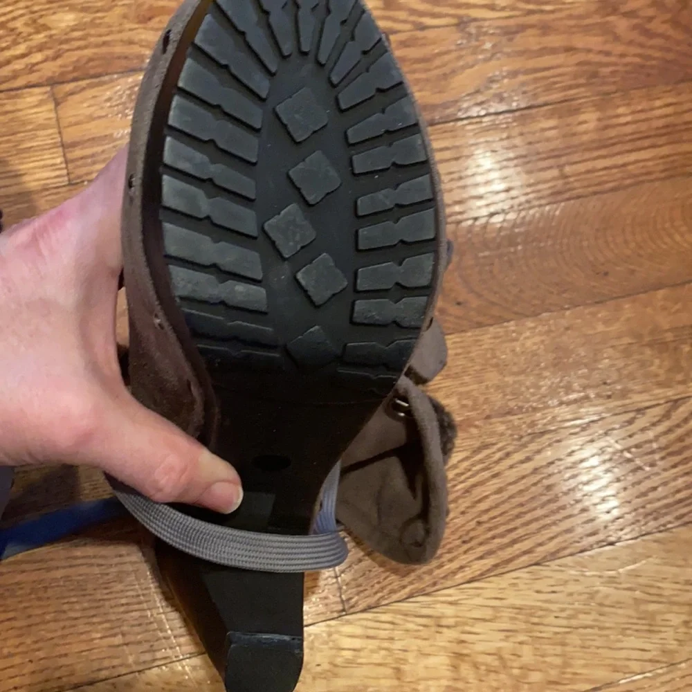 Women grey suede ankle boots with shearling lining. - Picture 6 of 9